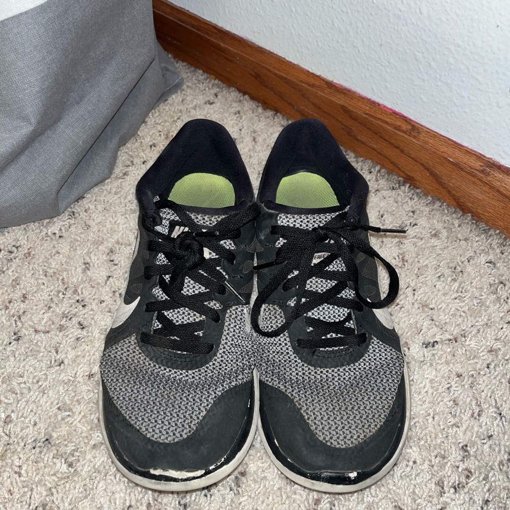 Womens nike sneakers size 9.5